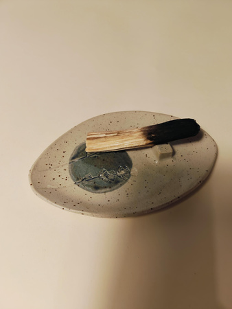 Kadzielniczka ceramiczna z lawendą